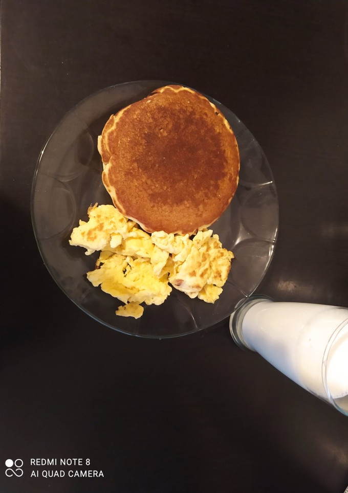 Una foto de Hot cake con huevos revueltos