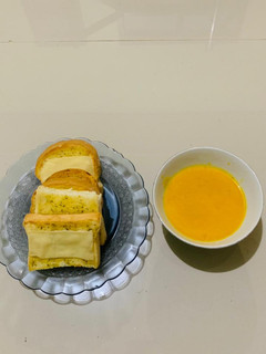 Foto resep Pumpkin Soup with Garlic Bread