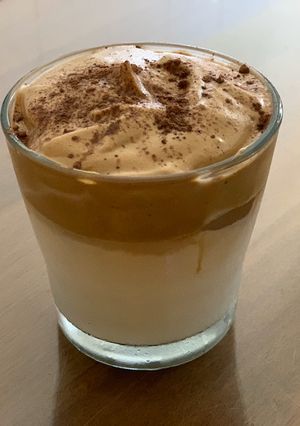 Hình của món Dalgona coffee.