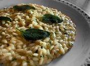 Una foto di risotto salvia