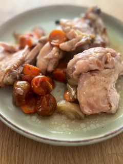 Una foto de Contramuslos de pollo asados con cerveza y verduritas - Receta de Batch Cooking