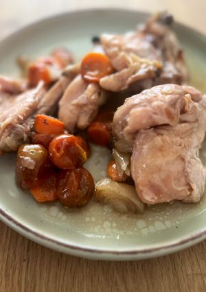 Una foto de Contramuslos de pollo asados con cerveza y verduritas - Receta de Batch Cooking