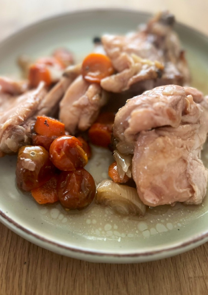 Una foto de Contramuslos de pollo asados con cerveza y verduritas - Receta de Batch Cooking