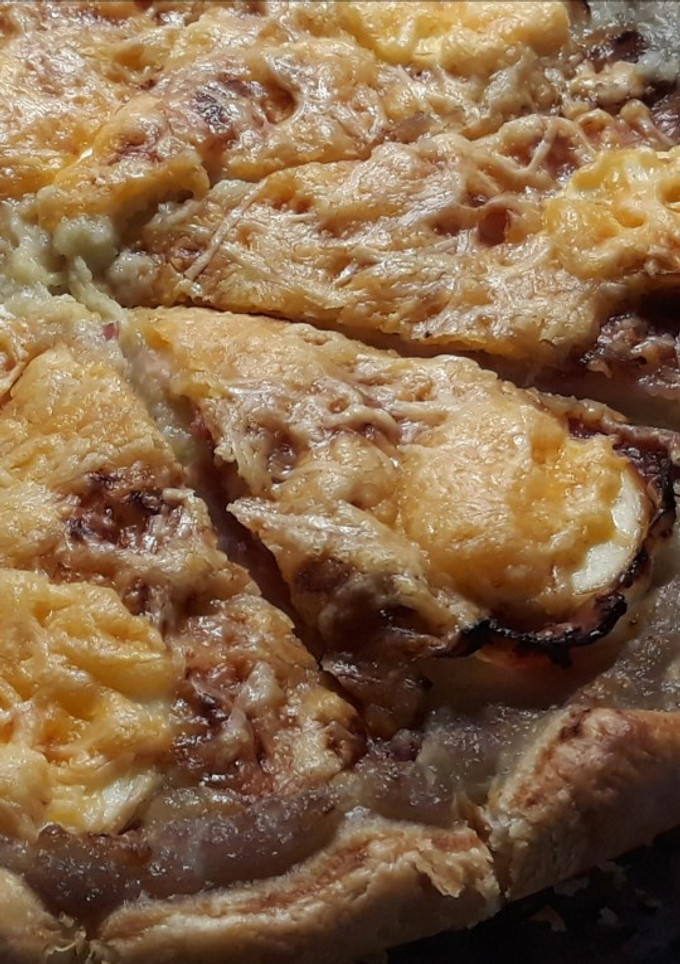 Una foto de Hojaldre de cebolla, panceta y huevo duro