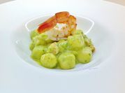 Una foto di gamberetti e zucchine