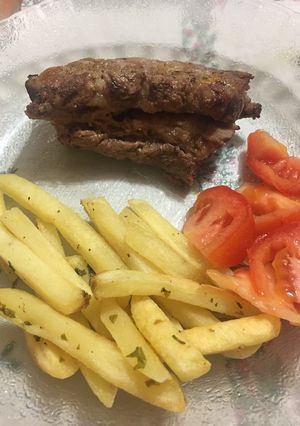 Una foto de Pechito de cerdo con manta y papas al horno