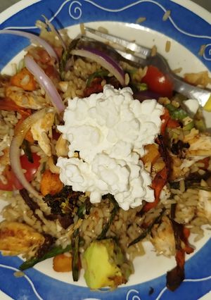 Una foto de ⭐Ensalada de arroz integral con pollo y verduras⭐