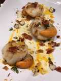 Capesante al burro, scaglie di nocciole e briciole di bacon
