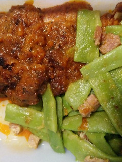 Una foto de Judías verdes salteadas y salchichas con tomate