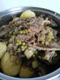 Una foto de Ragout de ternera con papas y guisantes