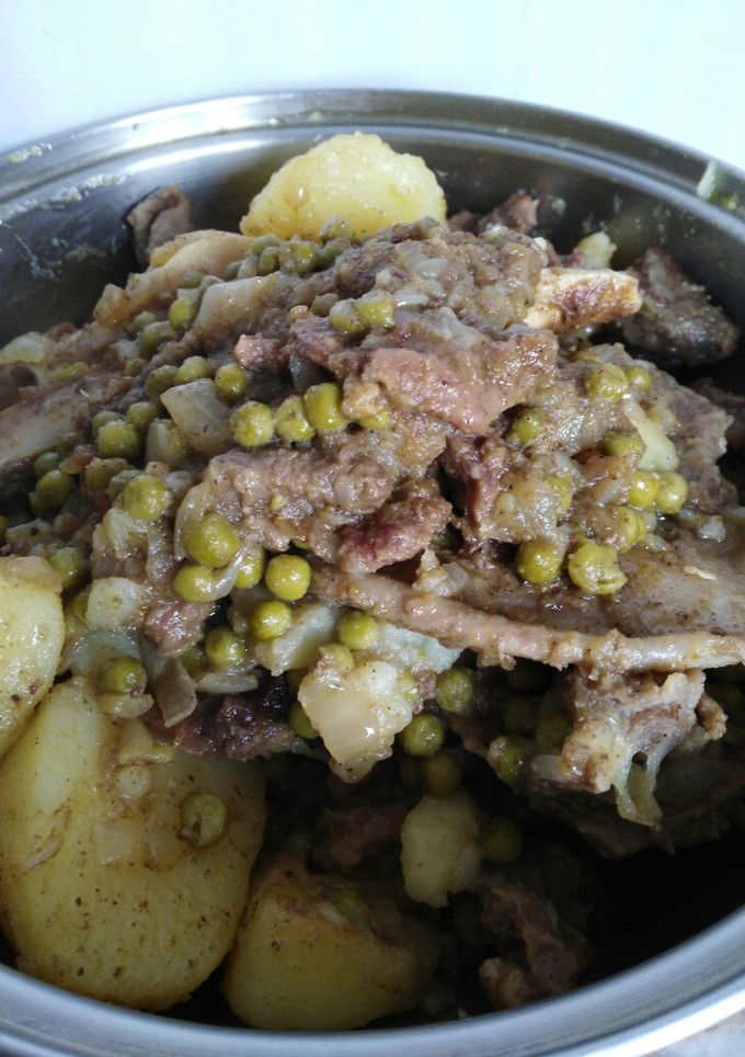 Una foto de Ragout de ternera con papas y guisantes