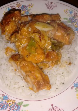 Una foto de Pollo al ajillo y pimentón sobre arroz