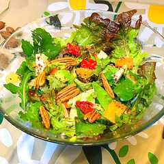Foto principal de Ensalada de lechuga roja, rúcula, manzana y nueces de pecan