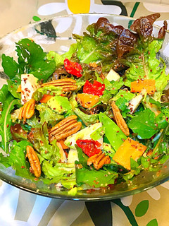 Foto principal de Ensalada de lechuga roja, rúcula, manzana y nueces de pecan