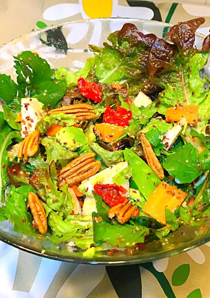 Una foto de Ensalada de lechuga roja, rúcula, manzana y nueces de pecan