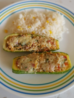 Una foto de Calabacitas rellenas de quinoa y pollo
