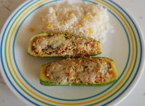 Una foto de Calabacitas rellenas de quinoa y pollo