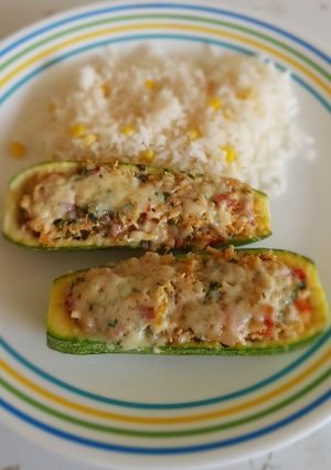 Una foto de Calabacitas rellenas de quinoa y pollo