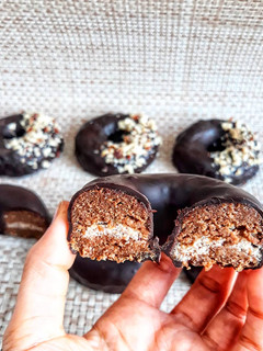 Una foto de 🍩DONUTS DE CHOCOLATE RELLENOS DE CREMA DE AVELLANAS🍩
