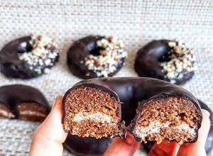Foto principal de 🍩DONUTS DE CHOCOLATE RELLENOS DE CREMA DE AVELLANAS🍩