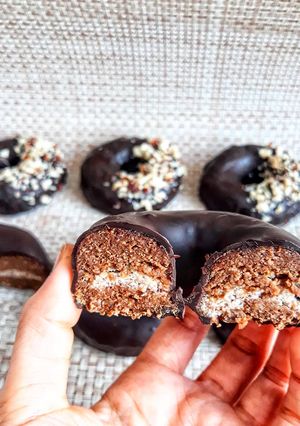 Una foto de 🍩DONUTS DE CHOCOLATE RELLENOS DE CREMA DE AVELLANAS🍩