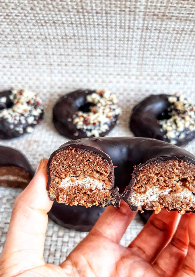 Una foto de 🍩DONUTS DE CHOCOLATE RELLENOS DE CREMA DE AVELLANAS🍩