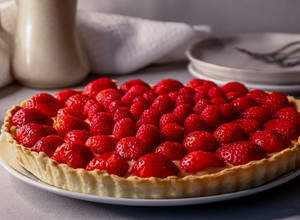 Foto de Tarte quebrada de morangos e framboesas