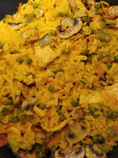 Una foto de Arroz con pollo y verduras
