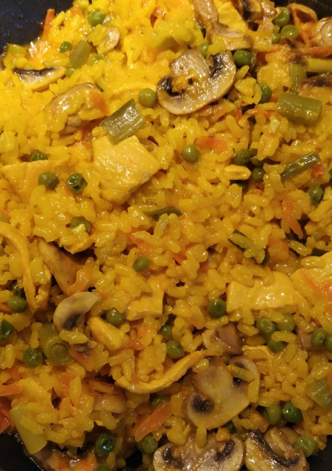 Una foto de Arroz con pollo y verduras
