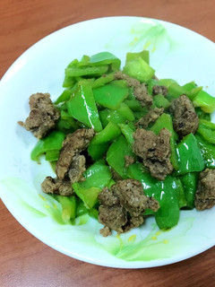 👩🏻‍🍳青椒炒漢堡排（牛肉） 的食譜成品照片
