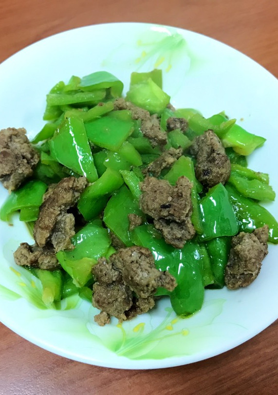 👩🏻‍🍳青椒炒漢堡排（牛肉） 的食譜成品照片