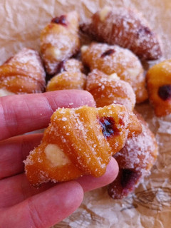 Una foto de Mini croissants con masa brioche rellenos de crema y coulis de arándanos