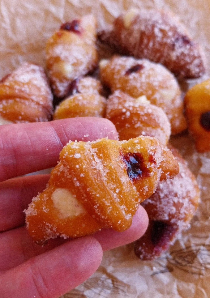 Una foto de Mini croissants con masa brioche rellenos de crema y coulis de arándanos