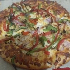 A picture of Onion capsicum pizza.