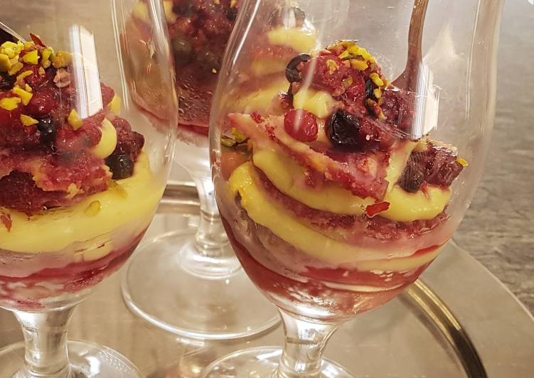 Calici con crema pasticcera e frutti di bosco