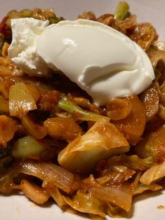 Una foto de Wok de repollo picudo con manzana y cacahuetes