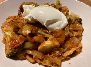Foto principal de Wok de repollo picudo con manzana y cacahuetes