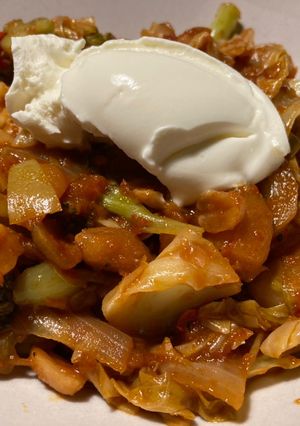 Una foto de Wok de repollo picudo con manzana y cacahuetes