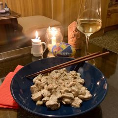 A picture of One-pot Chicken with Mushrooms and White Wine sauce.