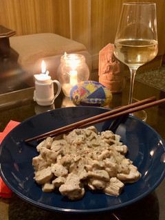 A picture of One-pot Chicken with Mushrooms and White Wine sauce.