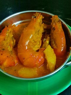 আলু দিয়ে গলদা চিংড়ির ঝোল(aloo diye golda chingri jhol recipe in Bengali) রেসিপির প্রধান ছবি