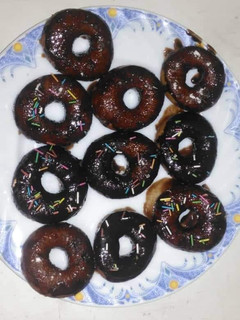 A picture of Chocolate donuts.