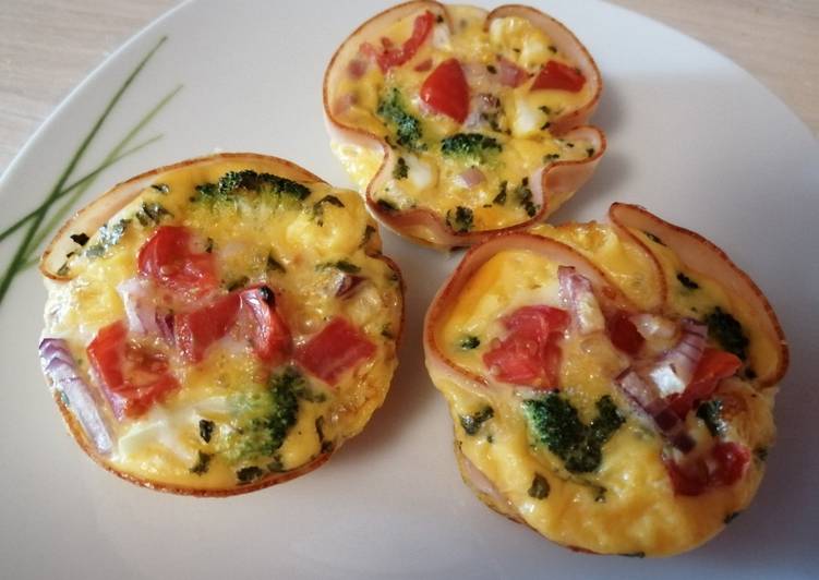 Brokkolis-paradicsomos-lilahagymás tojás csirkemellsonkában