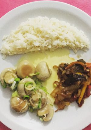 Una foto de Arroz con salsa de champiñones y verduras a caramelizadas