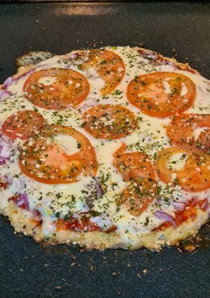 Una foto de Pizza light con masa de pollo a la napolitana con provenzal