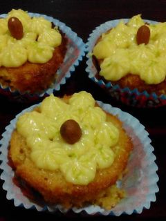 Una foto de Cupcakes de vainilla con glaseado de queso crema y limón