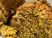 Una foto de budin integral naranja y nuez