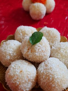 नारियल लड्डू (nariyal ladoo recipe in Hindi) रेसिपी मुख्य फोटो