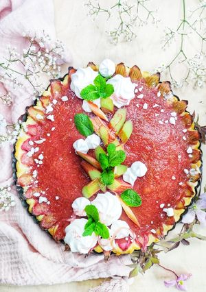 Zdjęcie przepisu Tarta z masą jogurtowa i frużeliną rabarbarową.