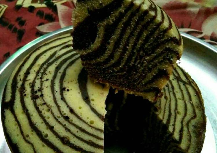 Steps to Make Homemade Tiger print cake